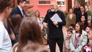 Kryeministri Rama pret fëmijët nga Manastiri, Ambasadori Meidani mundësoi këtë vizitë