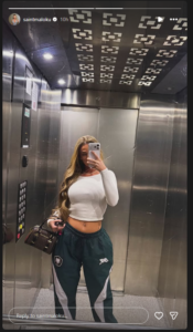 Trupi perfekt i Santit, pozon në ashensor