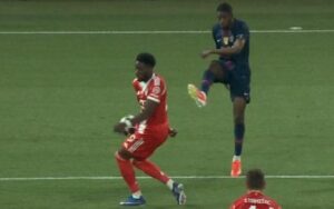 Bayern-PSG, pse nuk u dha penallti prekja me dorë e Neves. Rregulli i IFAB vendosi gjysmëfinalen
