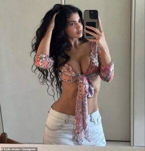 Kylie Jenner “trondit” rrjetin me selfie, ekspozon gjoksin gjigant