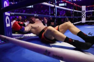 Joshua mposht Prenga në sfidën e zhvilluar në Jeddah, britaniku fiton me KO në raundin e dytë
