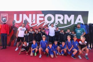 Prindërit paguajnë “qimet e kokës”, akademitë fitojnë, por a fiton gjë futbolli shqiptar?