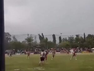 Çfarë tragjedie! Rrufeja godet fushën e futbollit, humb jetën një lojtar dhe plagosen 12 të tjerë