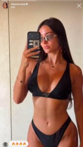 Alba ’trazon” rrjetin pozon në bikini