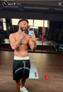 Gjesti shfaqet nga palestra, fotoja e tij pa bluzë merr vëmendjen e fansave