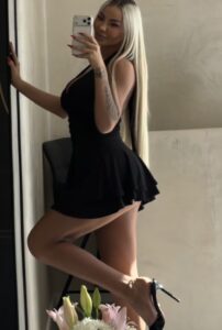 Benita me fustan të shkurtë, i qet të pasmet ‘në fushë’(Foto +16)