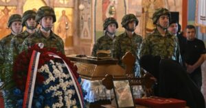 “Ratko Mlladiq ishte kriminel lufte dhe arkitekt i gjenocidit në Srebrenicë, në të cilin u vranë më shumë se 8.000 burra dhe djem boshnjakë. Forcat e tij ishin përgjegjëse edhe për rrethimin gati katërvjeçar të Sarajevës – një prej rrethimeve më të gjata në historinë moderne. Veprat e tij, të marra së bashku, përbëjnë disa prej krimeve më çnjerëzore të kryera në Evropë që nga Lufta e Dytë Botërore”, thuhet në deklaratën e përbashkët.