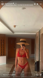 Deputetja e Kuvendit, Adriana Matoshi, pozon para pasqyrës e veshur në bikini