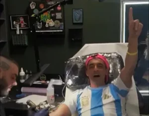 Leo Messi, përjetë në lëkurën e tij… Autografin e yllit argjentinas, fansi e kthen në tatuazh