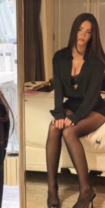 Alba Vukaj i lë të gjithë pa fjalë, shfaqet “zjarr” e veshur në…
