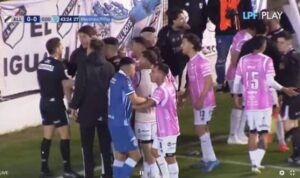 Ndodh në Argjentinë, futbollisti ia kundërshton penalltinë arbitrit me smartphone. VAR-i bëhet në fushë…
